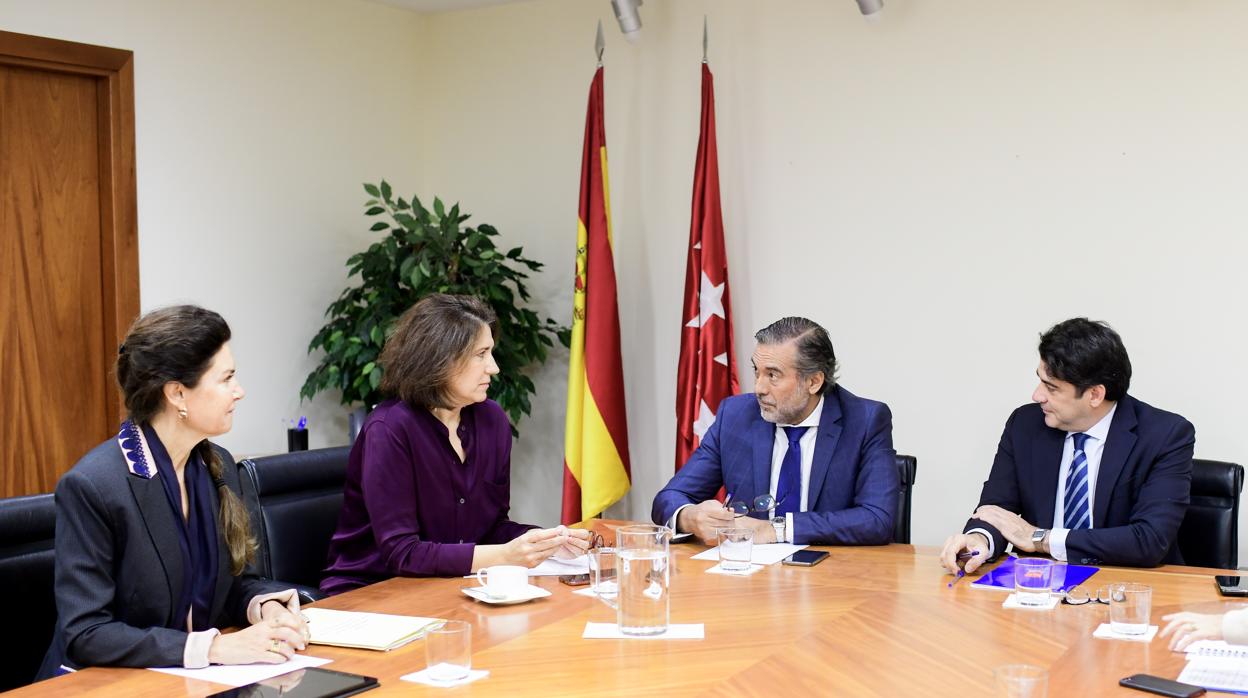 Los consejeros de Justicia, Enrique López, y Vivienda, David Pérez (dcha), con la fiscal provincial Pilar Rodríguez, y la juez decana de Madrid María Jesús del Barco