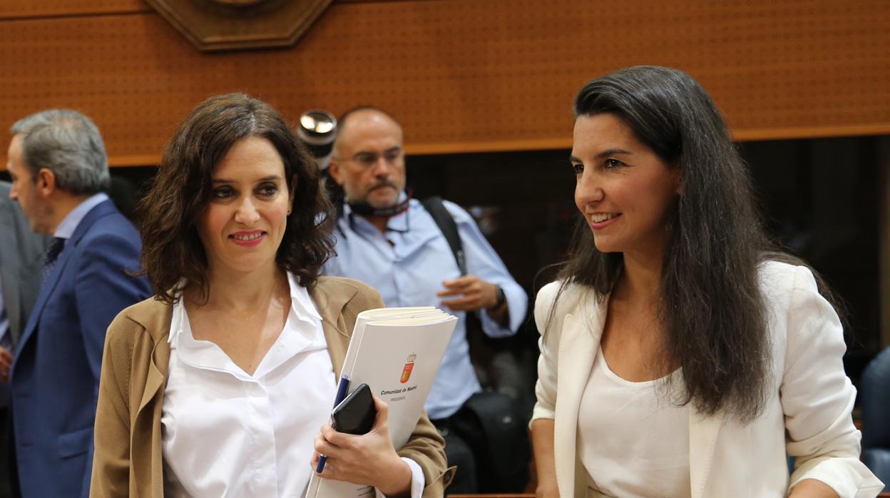 La presidenta de la Comunidad, Isabel Díaz Ayuso, junto a la portavoz de Vox, Rocío Monasterio