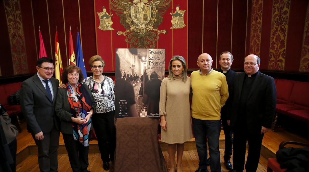 La alcaldesa con representantes de la Iglesia, cofradías, el ganador del cartel y la pregonera