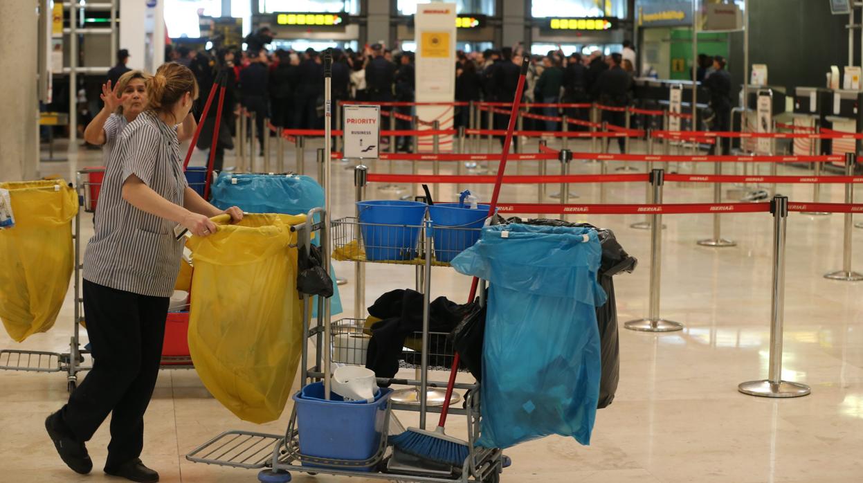 Dos trabajadoras de limpieza en el aeropuerto de Barajas