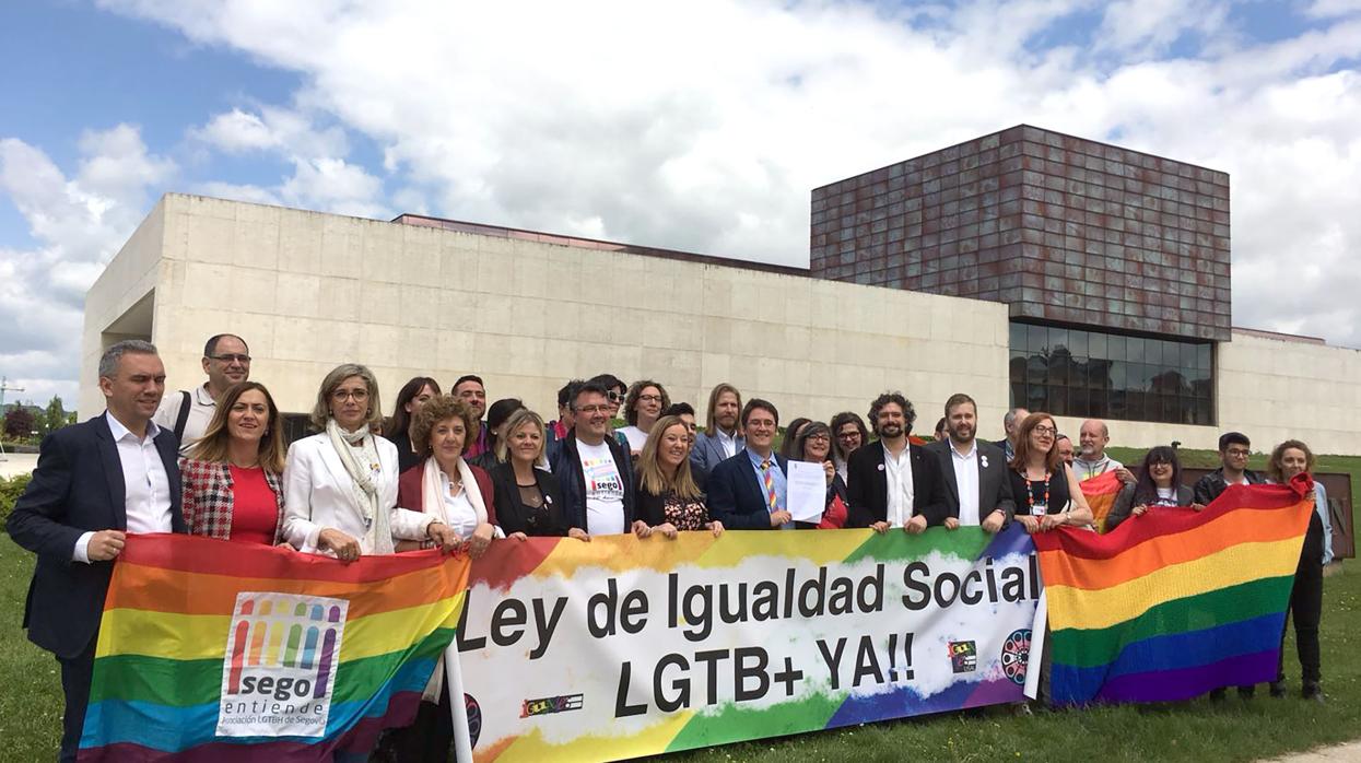 Representantes de colectivos LGTB+ y procuradores a las puertas de las Cortes en una imagen de archivo