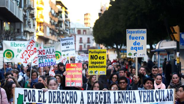 Miles de personas reivindican en Orihuela el «derecho a elegir lengua» en las aulas valencianas
