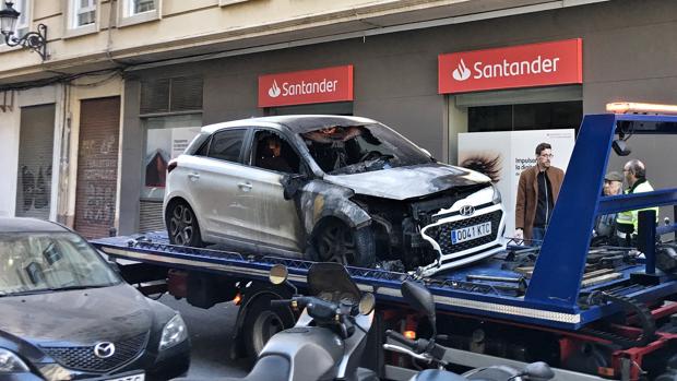 Arden diez coches aparcados en el barrio de Ruzafa de Valencia