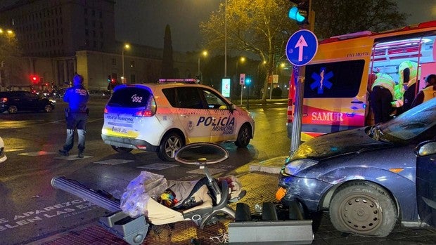 Dos heridos al atropellar un coche a una familia en una isleta de la Castellana