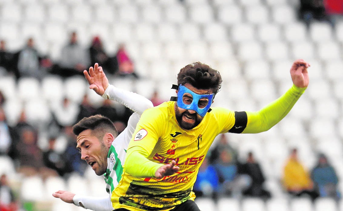 El capitán del Villarrubia, Toni Seoane, jugó con una máscara