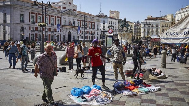 La Policía incauta 2.300 falsificaciones por valor de 200.000 euros en trasteros de Lavapiés