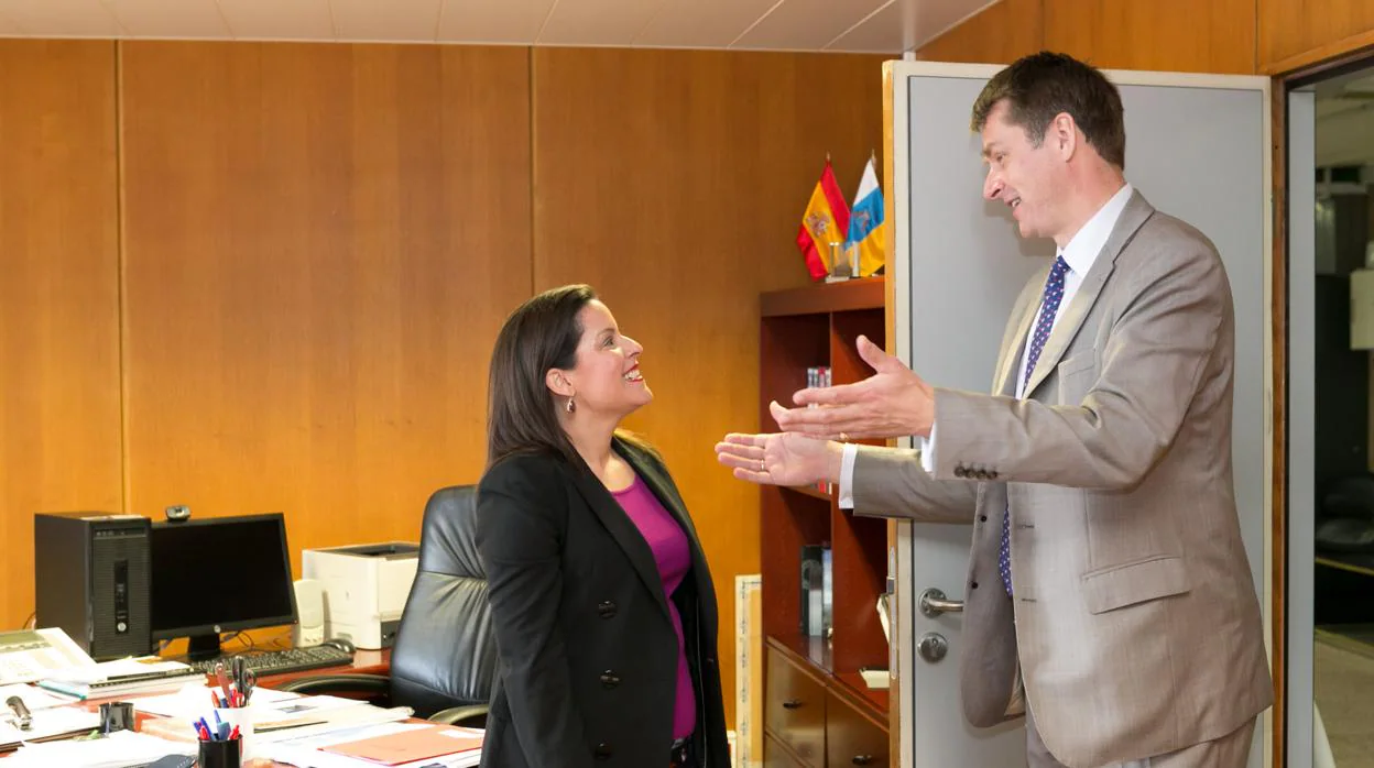 La consejera de Turismo del Gobierno de Canarias, Yaiza Castilla, con Hugh Ellliot, embajador británico