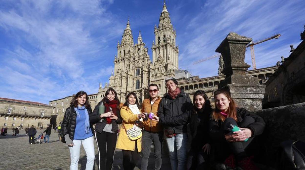 Un grupo de jóvenes argentinos, en la Plaza del Obradoiro, en Santiago