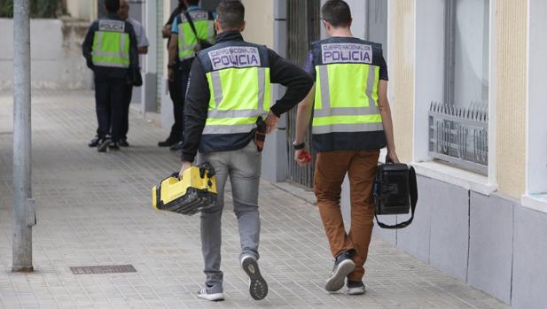 Un joven rumano le rompe una botella de cristal en la cabeza a un anciano que paseaba a su perro