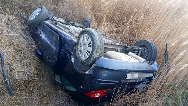 Rescatan con vida a un hombre que aguantó toda la noche volcado con su coche sobre una acequia