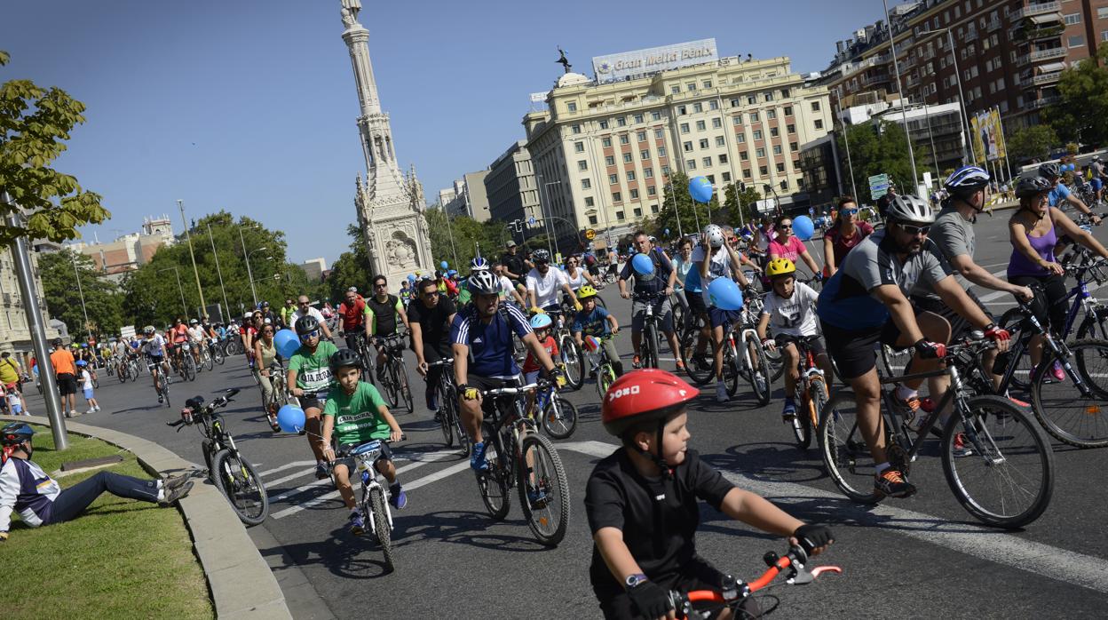 Miles de ciclistas tomaron la Castellana durante la Feria de la bicicleta