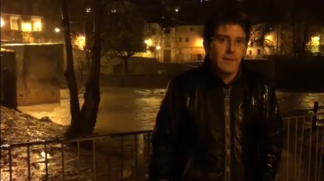 El alcalde de Ontinyent, Jorge Rodríguez, junto al río Clariano, este lunes en plena crecida