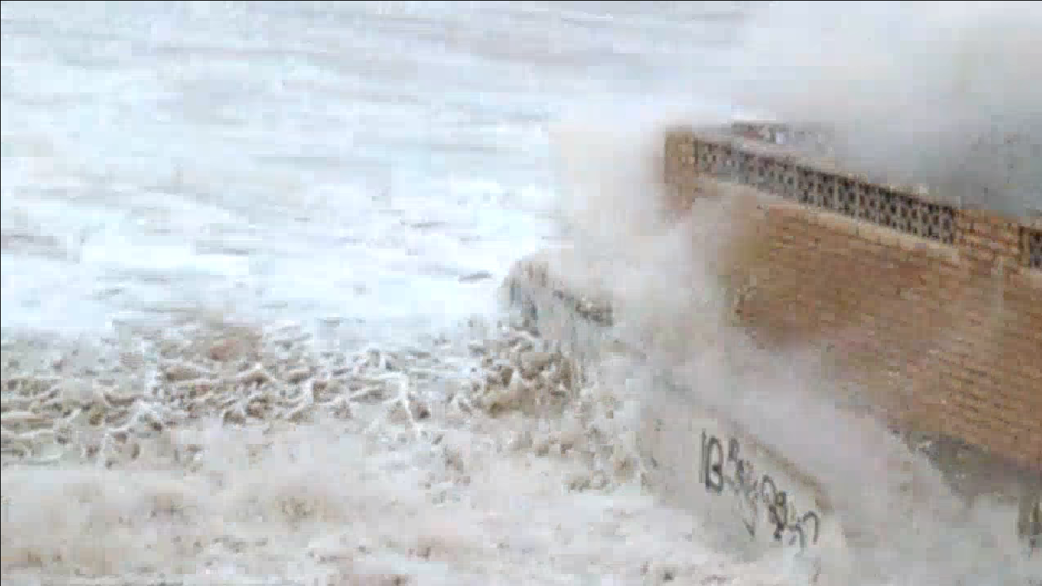 Vídeo: el temporal se «traga» casas en El Perelló (Valencia) y las olas llegan a la calle