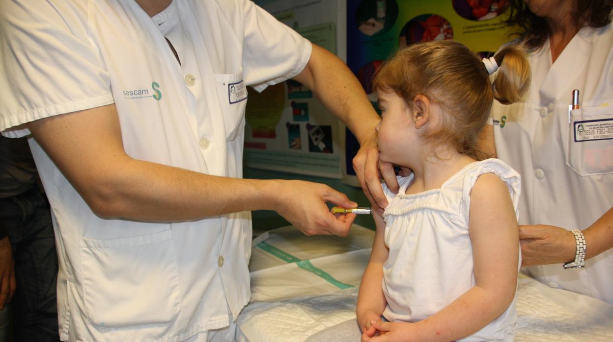 Una niña es vacunada en un centro de salud de Castilla-La Mancha