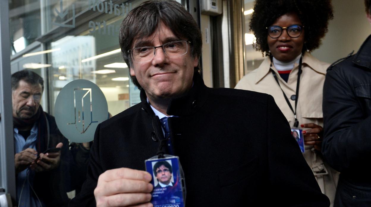 Carles Puigdemont, tras recibir su acreditación como eurodiputado