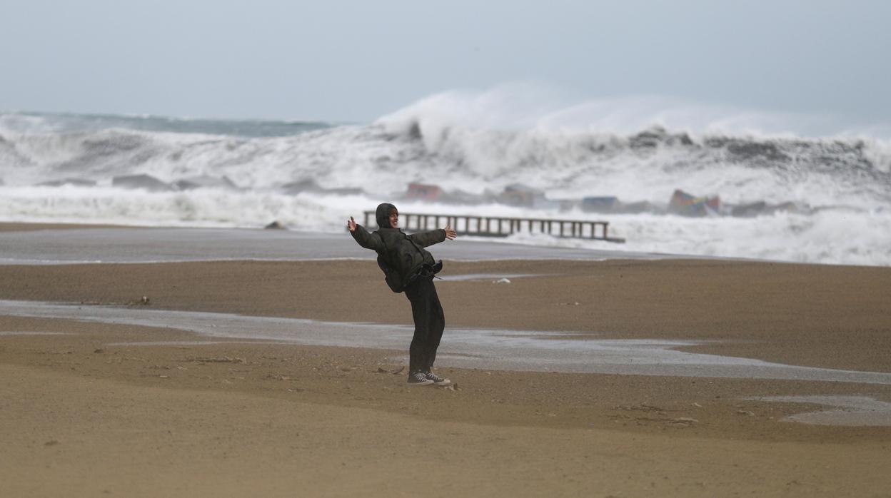 Un vecino se acerca a la playa para ver las olas de la borrasca