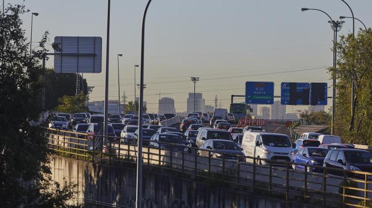 Atasco en el nudo de la autovía M-607 con la M-40