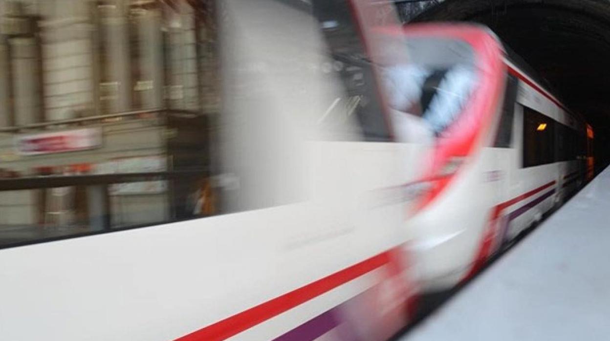 Un tren de Cercanías llega a la estación, en una imagen de archivo