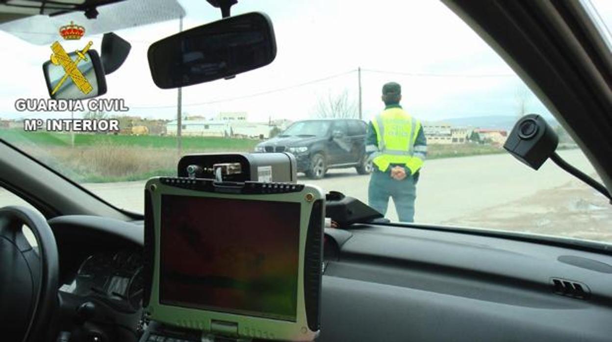 Imagen de archivo de un coche de la Guardia Civil de Tráfico durante un control