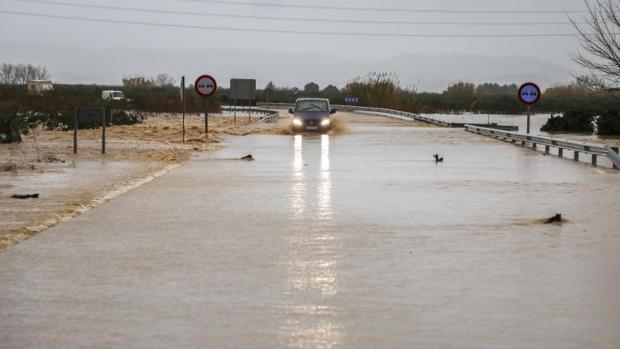 Varios municipios afrontan la noche en vilo por si el Júcar se desborda y los inunda