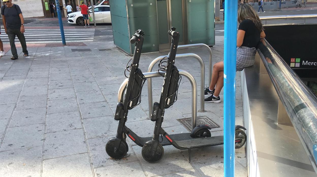 Patinetes eléctricos de alquiler en una calle del centro de Alicante