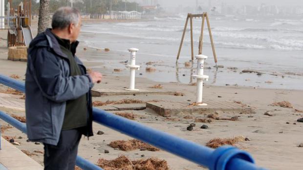 Cierran la playa del Postiguet por una alerta de un vertido de gasóleo