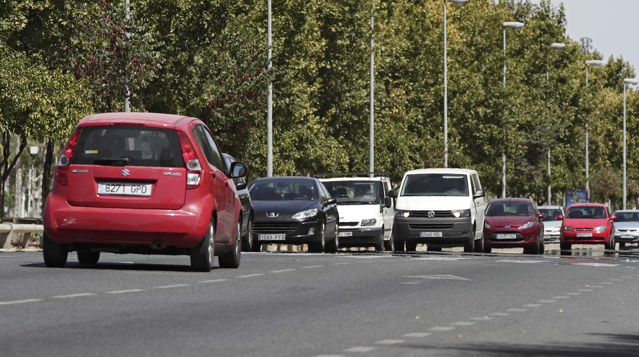 Coches en circulación en una imagen de archivo