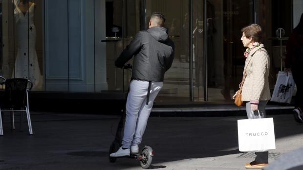 Detenidos por agredir a dos personas que criticaron su velocidad en patinete