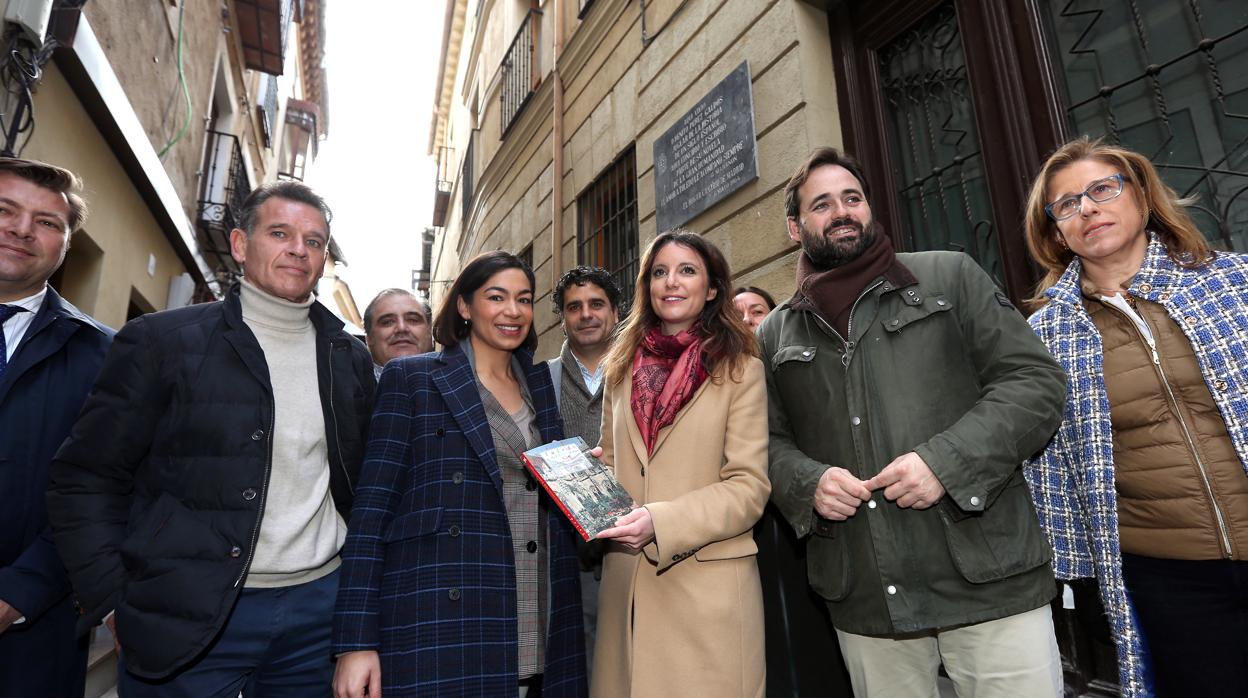 Claudia Alonso le ha regalado a Andrea Levy una última edición del libro «Toledo, su historia y su leyenda» de Benito Pérez Galdós