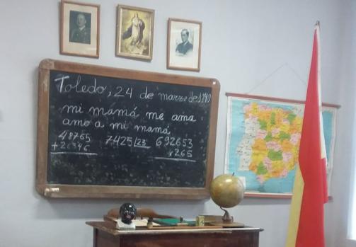 Recreación de un aula franquista