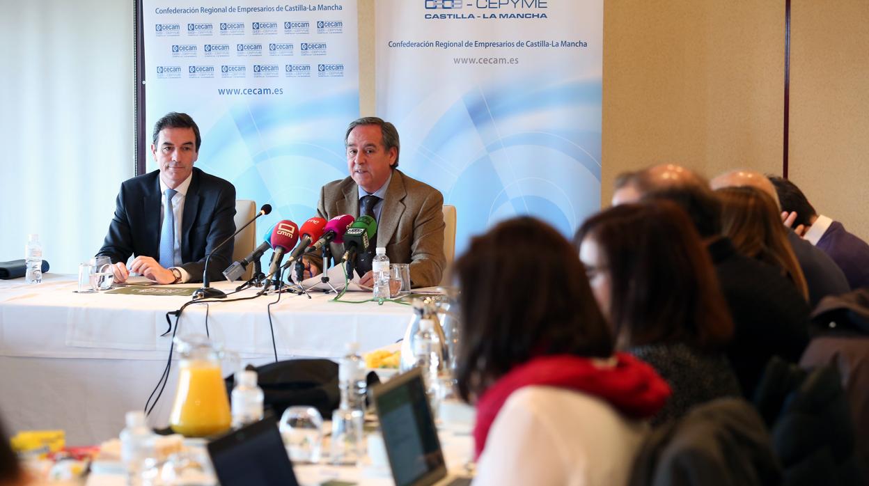 El presidente de Cecam, Ángel Nicolás, junto al secretario general, Félix Peinado, en la rueda de prensa