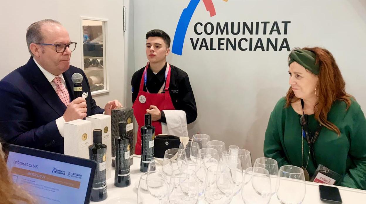 Joaquín Selma durante la cata de su aceite en la feria FITUR, este miércoles en Madrid