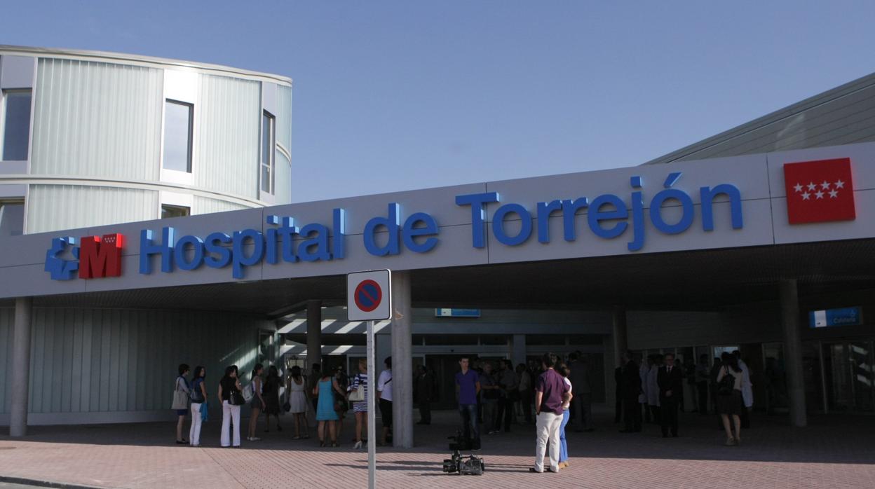 Vista exterior de la entrada del Hospital de Torrejón, en una imagen de archivo