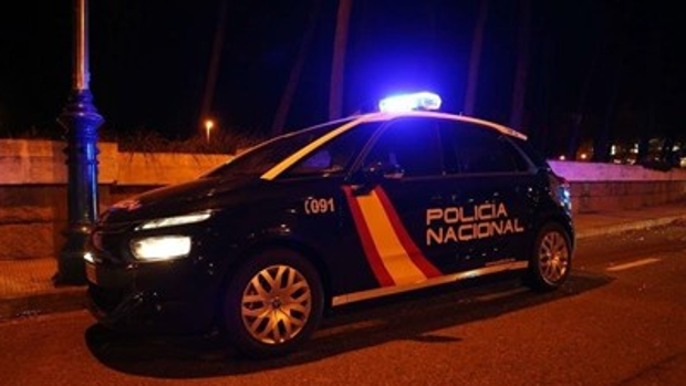 Rocían un coche con gasolina y amenazan con prenderle fuego para robarles el botellón a unos jóvenes