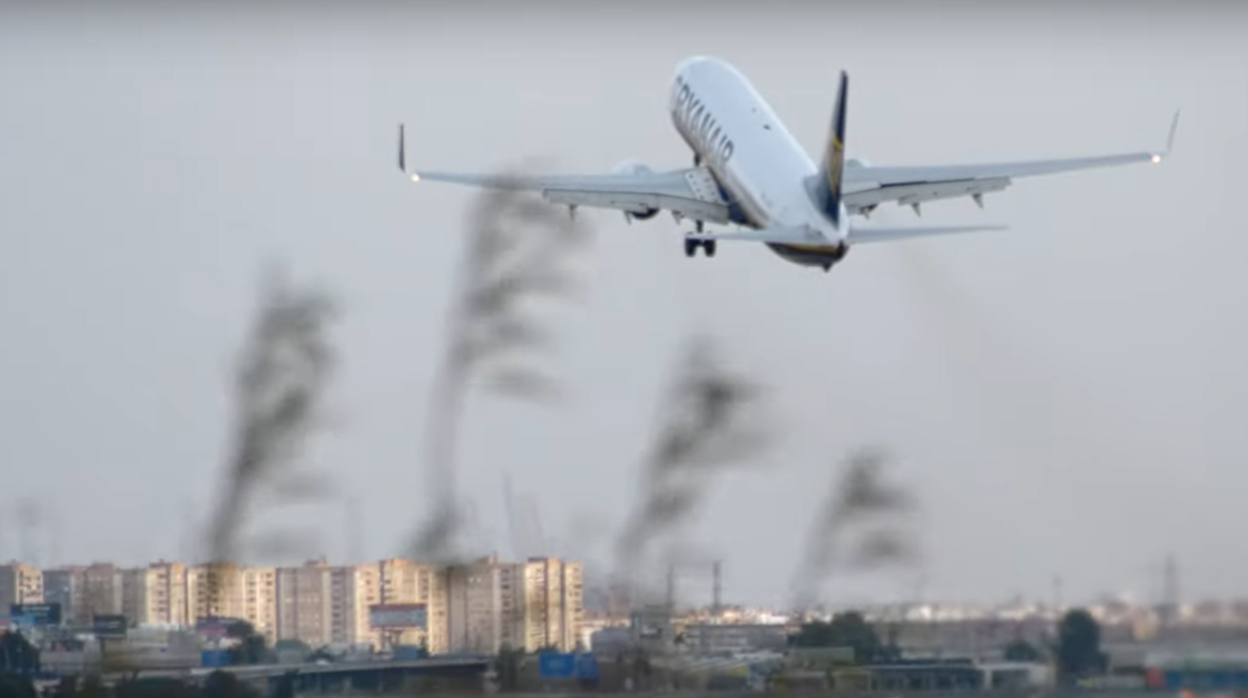 Momento en que el avión remonta el vuelo escorado y desalineado respecto de la pista de Manises