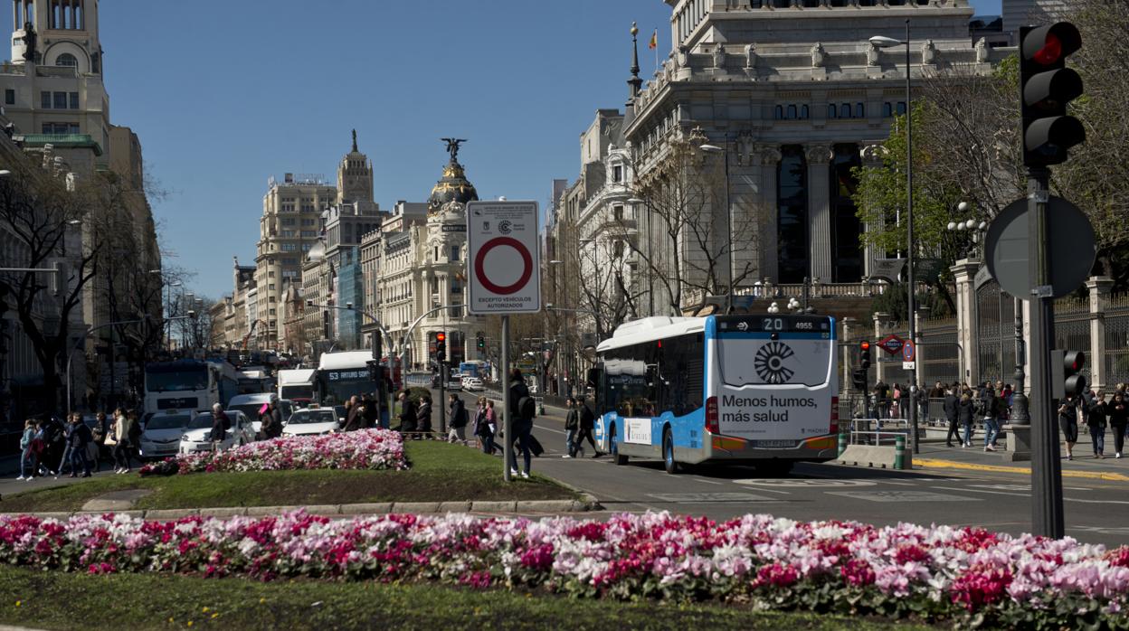 Un autobús entra en la zona de Madrid Central desde Cibeles