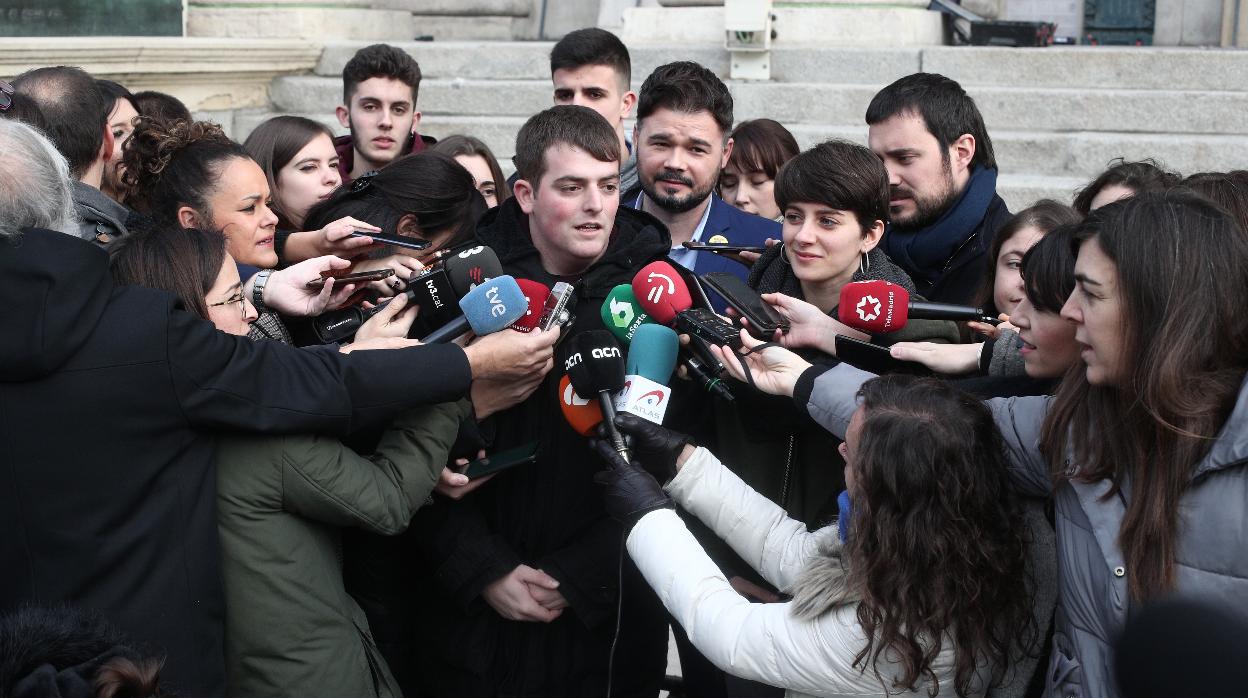 El portavoz de Jovent Republicà, Pau Morales, junto al portavoz de ERC en el Congreso, Gabriel Rufián, y la diputada Marta Eosique