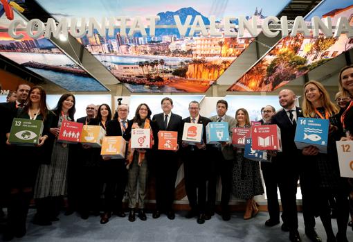 Imagen del presidente de la Generalitat, Ximo Puig,y la vicepresidenta, Mónica Oltra, entre otros, en la Feria Internacional de Turismo (Fitur) de Madrid