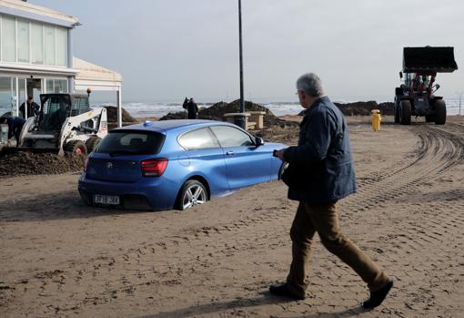 Imagen de los trabajos de reacondicionamiento de la playa de la Malvarrosa (Valencia)