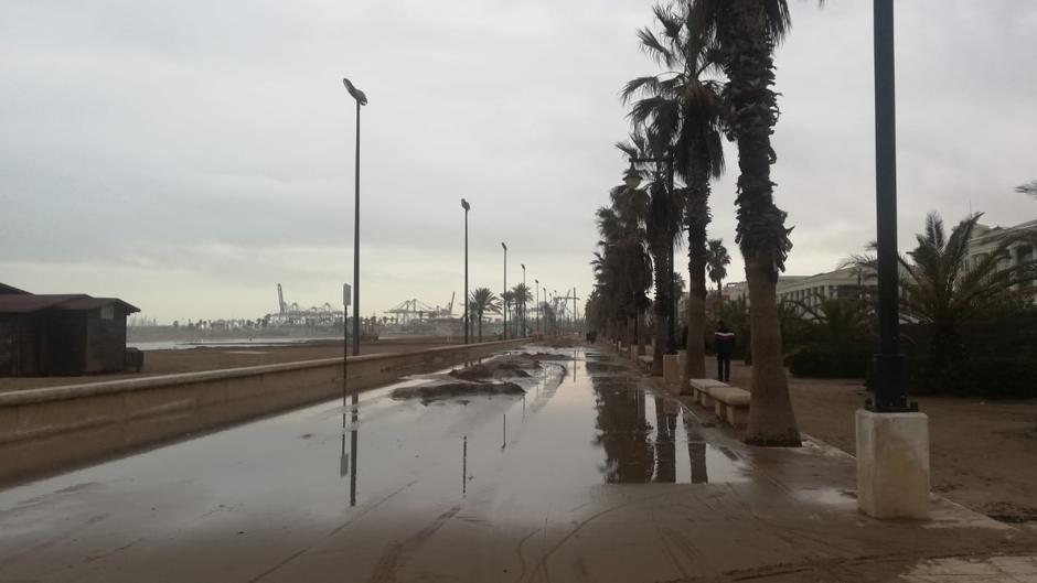 Vídeo: la playa del Cabanyal de Valencia intenta recuperar la normalidad tras el temporal