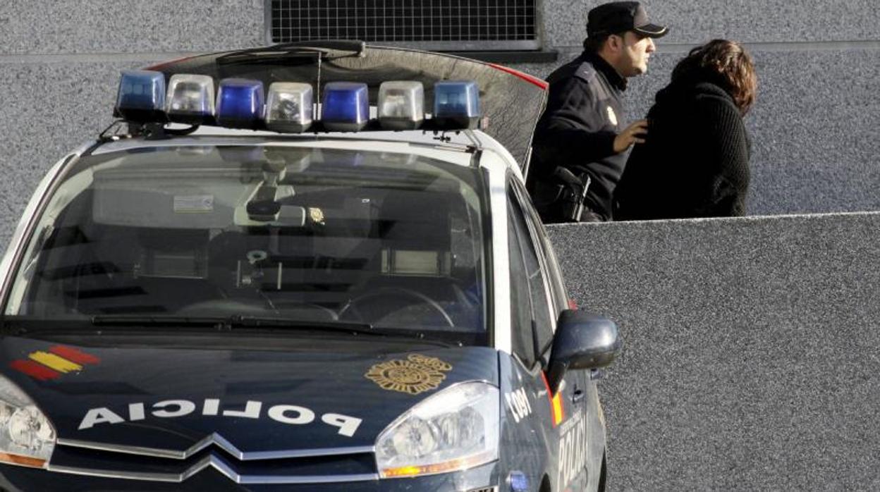 Un agente de la Policía Nacional en Lugo en una imagen de archivo