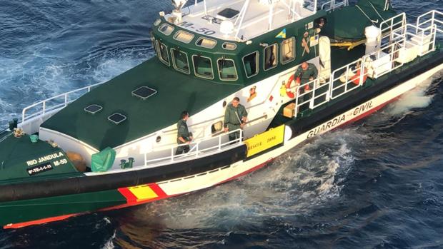 La Guardia Civil encuentra fardos de droga flotando en el mar al sur de Tenerife