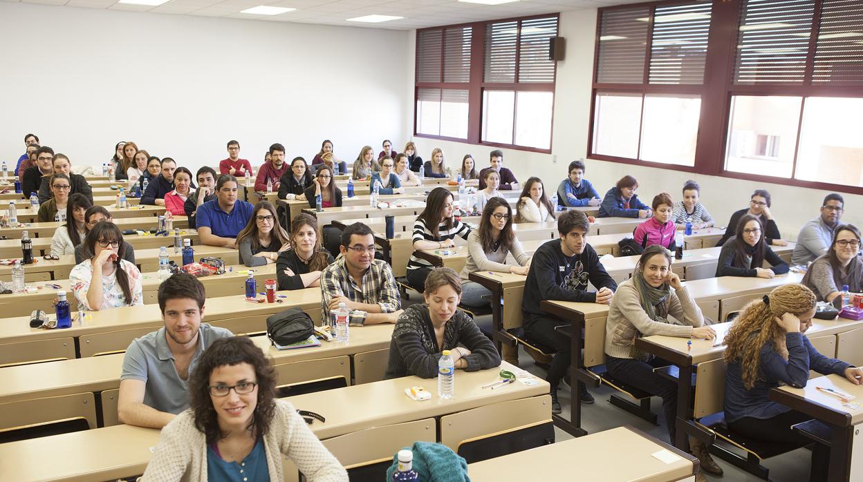 Estudiantes en el examen MIR, en una imagen de archivo