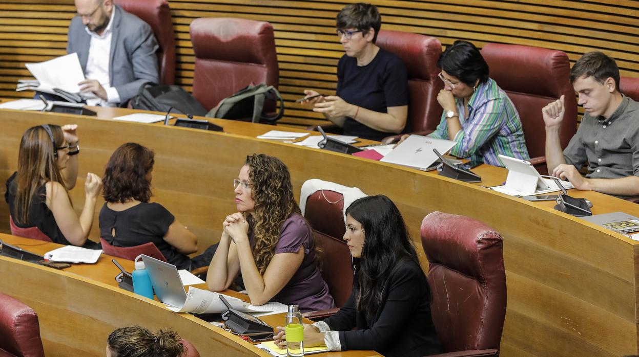 Imagen del grupo de Podemos en las Cortes Valencianas, con Naiara Davó y Pilar Lima