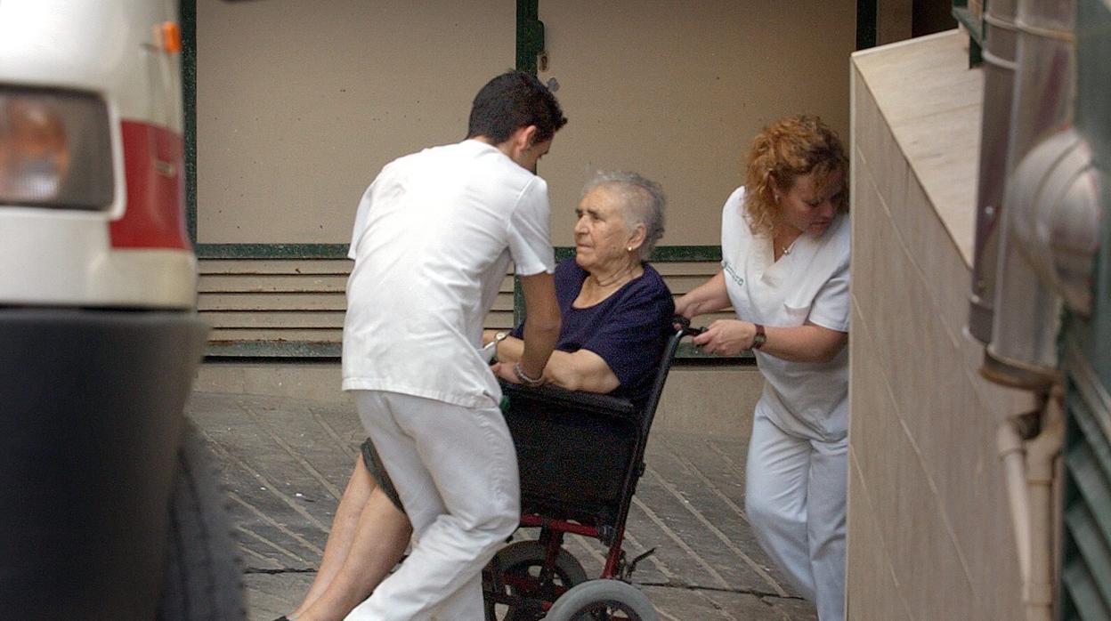 Una anciana ingresando en un centro sociosanitario