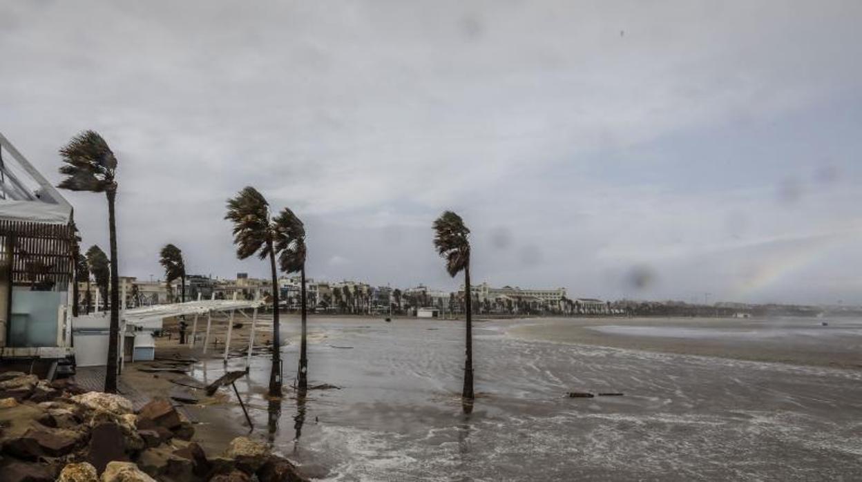 Un momento del temporal marítimo en Valencia, esta semana