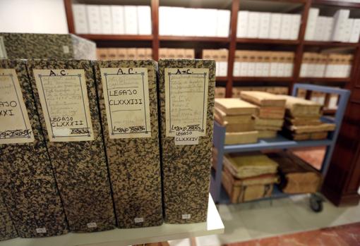 Carpetas y libros llenos de legajos del marquesado de Aguilar de Campoo