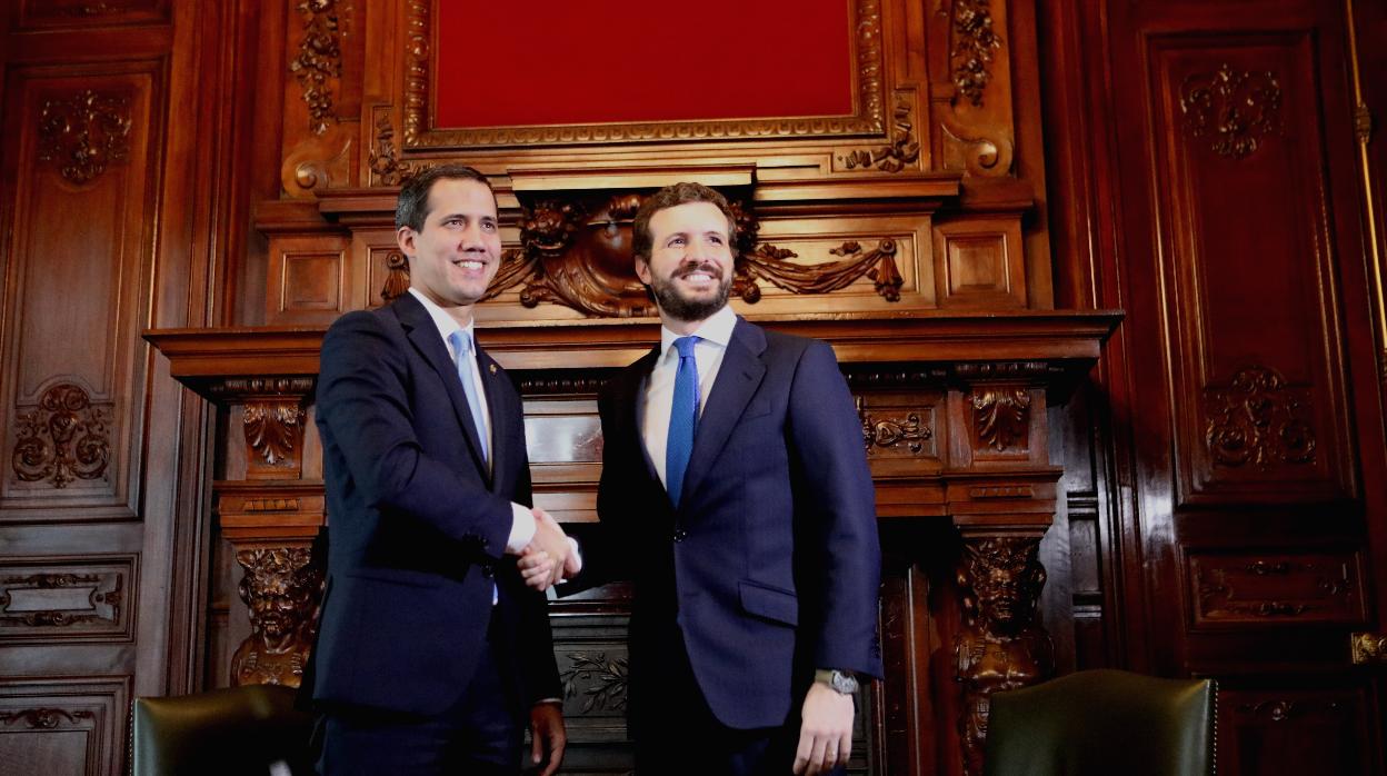 Juan Guaidó y Pablo Casado, en la Casa América de Madrid