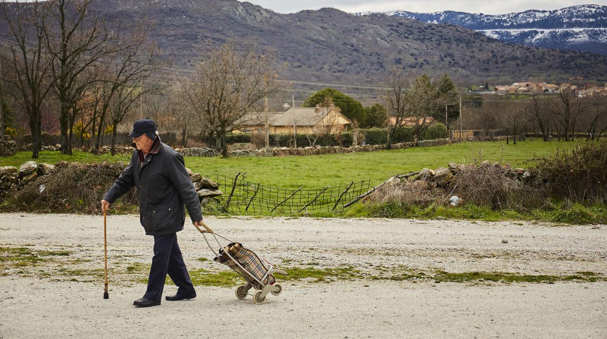 Un vecino de Aoslos, pedanía de Horcajo de la Sierra que cuenta con 58 habitantes