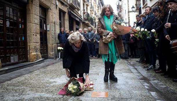 San Sebastián honra la memoria de Ordóñez con una placa junto al bar en el que fue asesinado